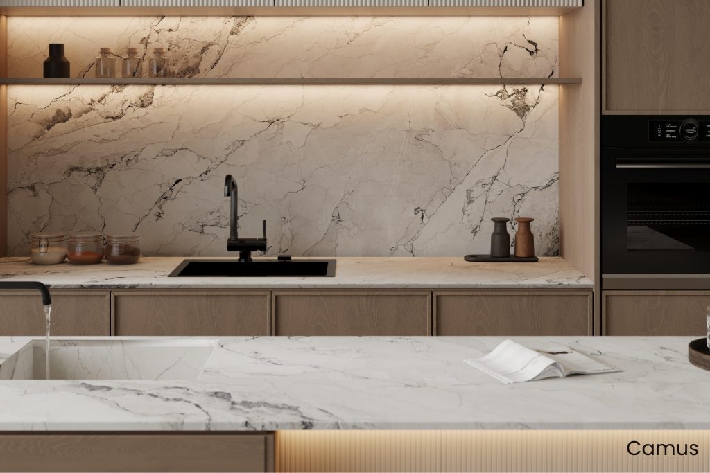 Superficie arquitectónica de lujo en piedra técnica sinterizada instalada en cocina contemporánea