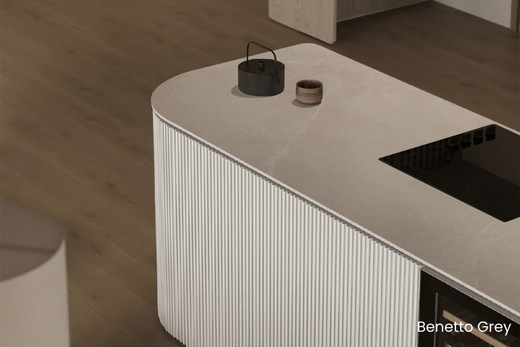 Superficie arquitectónica de lujo en piedra técnica sinterizada instalada en cocina contemporánea