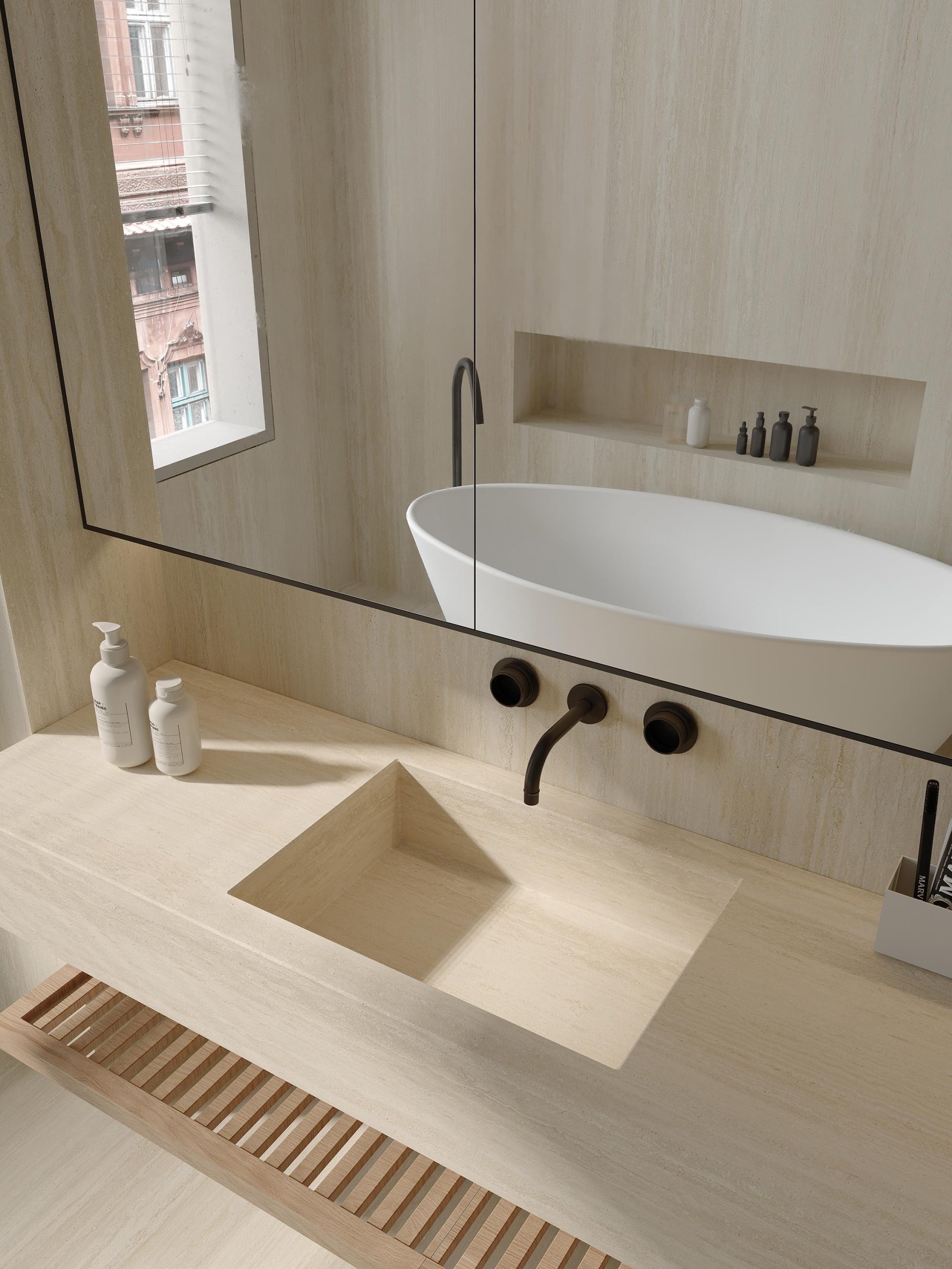 Superficie arquitectónica de lujo en piedra técnica sinterizada instalada en baño minimalista