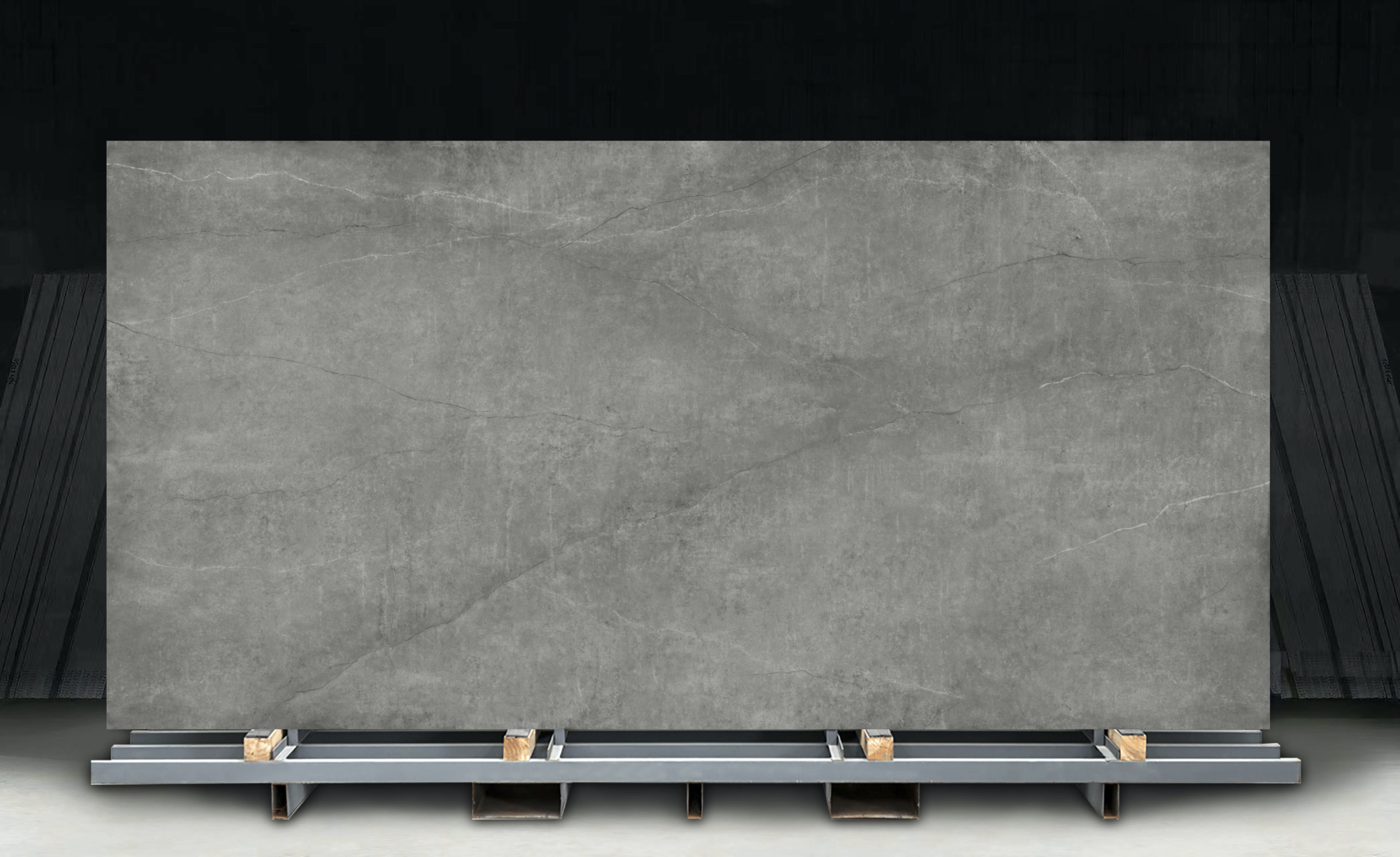 Lámina Smoky Ash en superficie arquitectónica contemporánea