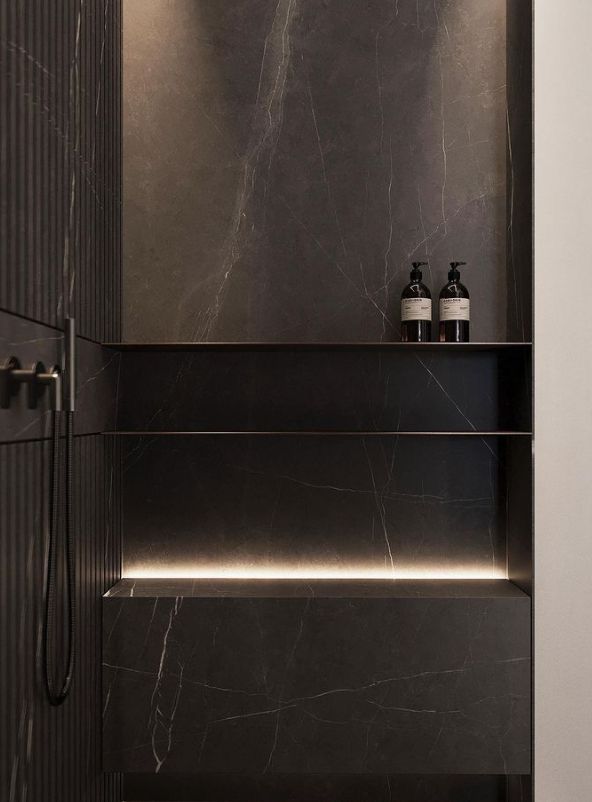 Superficie arquitectónica de lujo en piedra técnica sinterizada instalada en baño minimalista