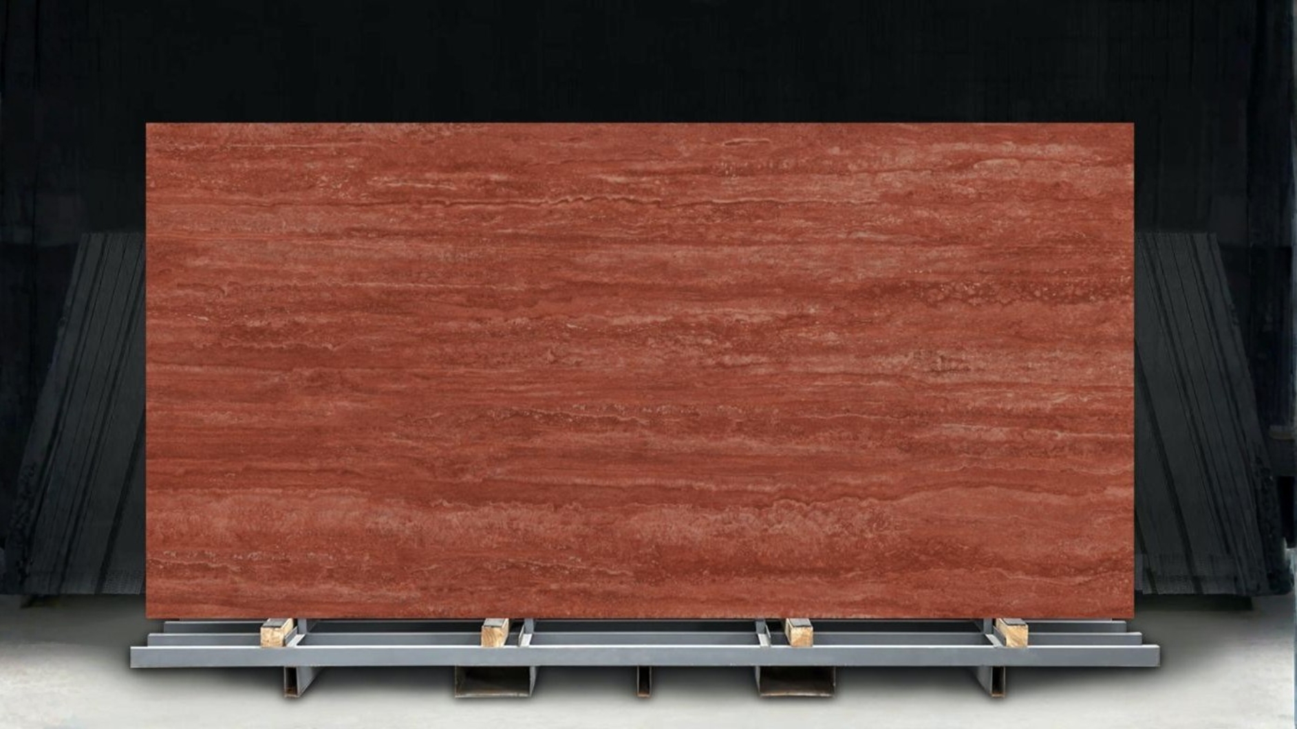 Lámina Travertine Red en superficie arquitectónica de lujo